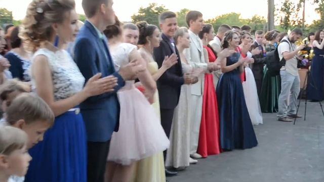 Выпускной в селе Былбасовка (мамы) поют смотреть онлайн