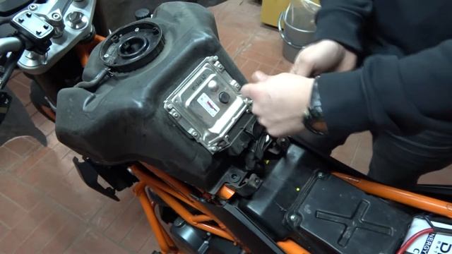 Перестал работать датчик уровня топлива KTM Duke 390 смотреть онлайн