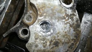 Mitsubishi Outlander удаление обломанного Болта и восстановление резьбы крепление натяжного ролика