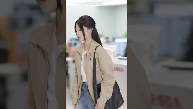 月野受邀参加同学聚会，心机女竟带着老同学们针对她，霸总赶到后众人傻眼了！【魔女月野】 смотреть онлайн