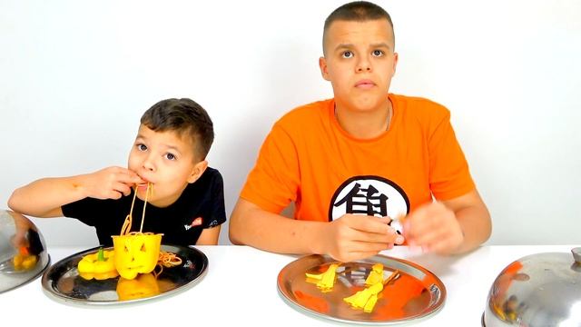 Еда на ХЕЛЛОУИН пробуем с младшим Братом Егором Halloween challenge смотреть онлайн