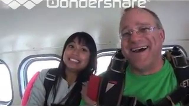 MY FIRST SKY DIVING JUMP! смотреть онлайн