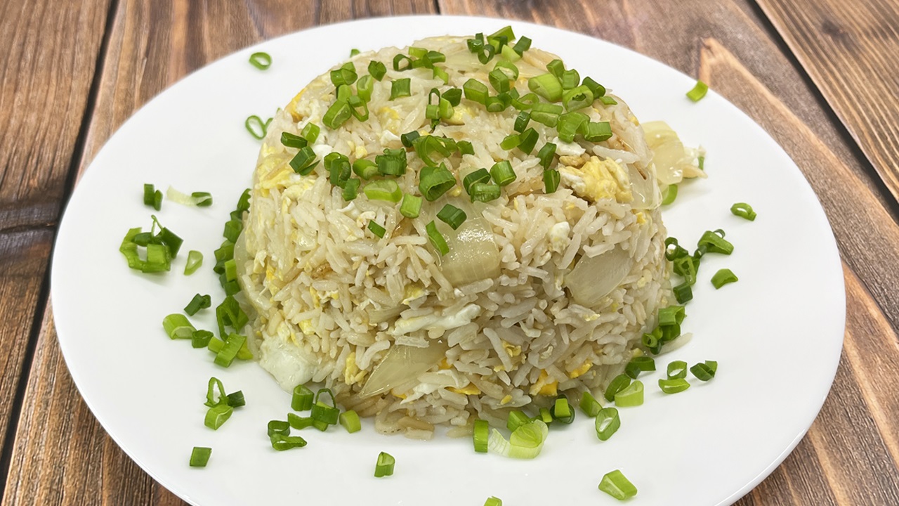 ЖАРЕНЫЙ РИС С ЯЙЦОМ ПО-КИТАЙСКИ. ВКУСНЕЙШЕЕ БЛЮДО ИЗ ВЧЕРАШНЕГО РИСА. смотреть онлайн