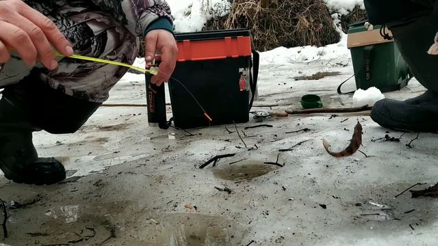 Рыбы много. Вспотел от такого клёва. Клюёт как из пулемёта. Ловится одна за одной. Сборы на сплав. смотреть онлайн