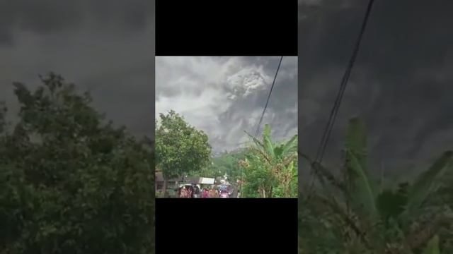 Volcano Eruption in Indonesia |Mount Semeru Today Breaking News |Java Island | One Person were dead смотреть онлайн