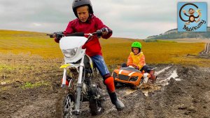 Дети и Машина. Диана и Даня ездят на машинах по грязи. Манкиту