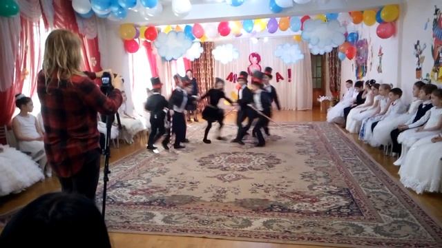 Танец "Ждёт тебя грузин" 8 марта смотреть онлайн