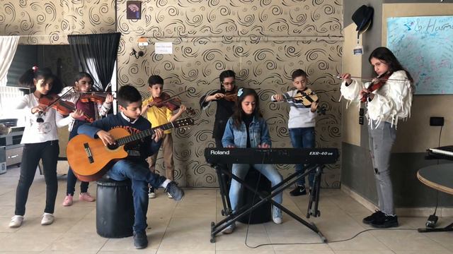 Harmony's students playing (az kurdistanim) смотреть онлайн
