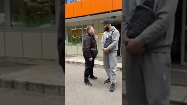 Шовинизм хлещет из уст пожилого русского человека на молодого грузина. смотреть онлайн