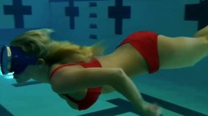 Девушка плавает брассом под водой