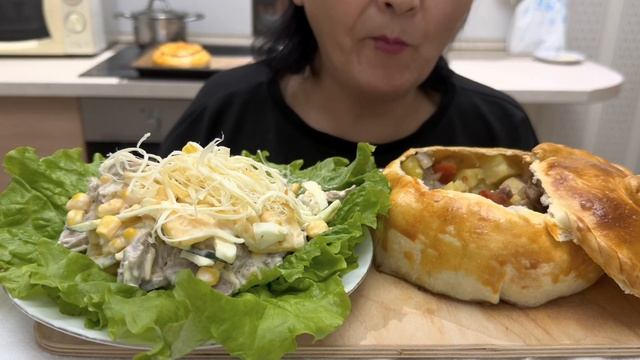 МУКБАНГ • ЖАРКОЕ В СЪЕДОБНОМ ГОРШОЧКЕ ?/ Құмырадағы Жаркоп. ASMR /королевский салат?