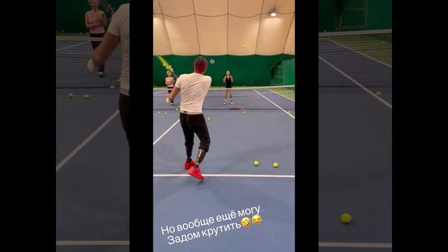 Роман Костомаров играет в теннис. смотреть онлайн