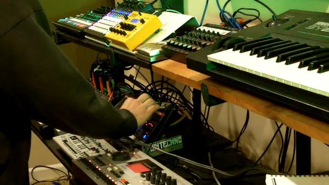 TR-8, TB-03, JU-06, Novation Circuit, Live Techno & Acid Jam смотреть онлайн