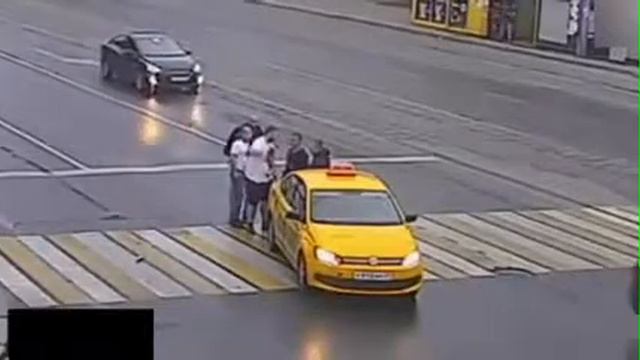Russian Taxi Driver Starts Street Fight смотреть онлайн