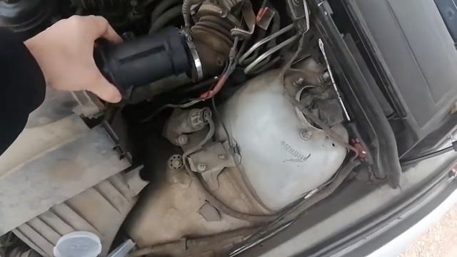 Быстрый ремонт#20 Замена датчика расхода воздуха на BMW смотреть онлайн