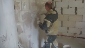 Секрет штукатурки шпателем и правилом без маяков гипсовой штукатуркой, экономия на материале