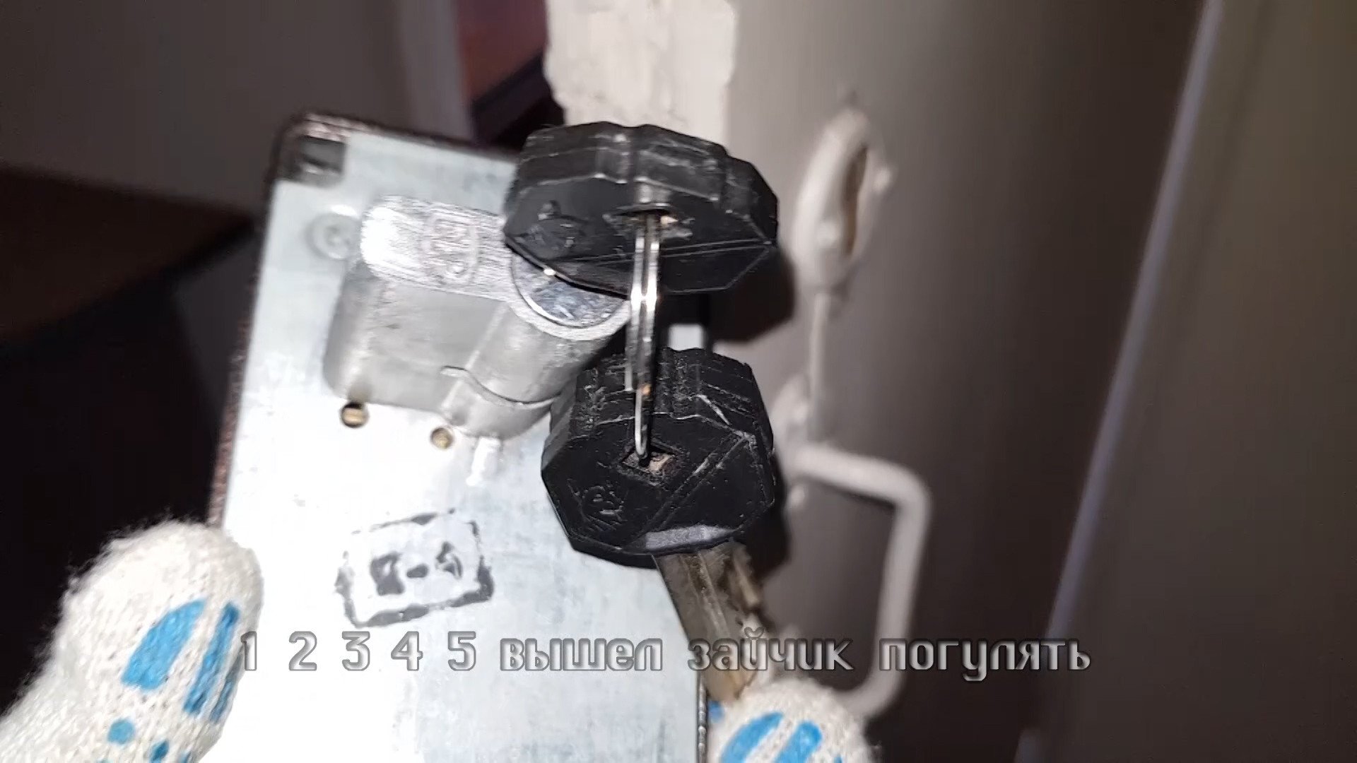 Установка накладного замка на старое место смотреть онлайн