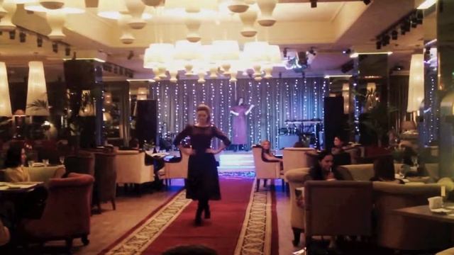 Скрипачка Кристина Морозова на показе Ю.Прохоровой смотреть онлайн