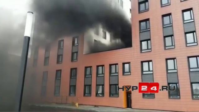 В Новом Уренгое загорелась кровля многоэтажки смотреть онлайн