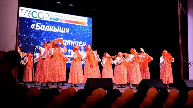 "Вдоль по улице широкой" Танцует студия ветеранов "Настроение" Чистополь смотреть онлайн