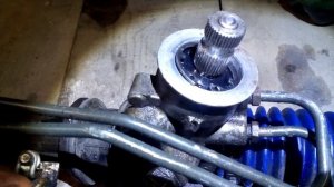 Бежит рулевая рейка Nissan Primera P11