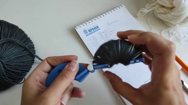 Красивый помпон на приспособлении для помпонов фирмы Гамма.