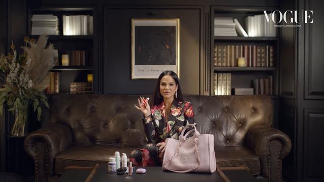 Natti Natasha revela los secretos que guarda en su bolso | El bolso de |Vogue México y Latinoaméric смотреть онлайн