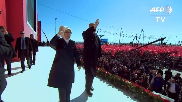 Large crowd attends Erdogan campaign rally in Istanbul смотреть онлайн