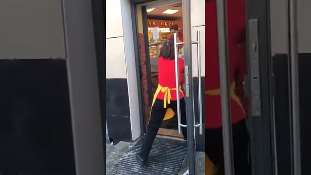 Продавец обливает святой водой с криками "Вот тебе дьявол, я обливаю тебя святой водой" смотреть онлайн