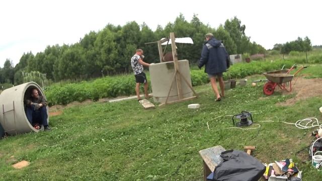 поставил кольцо и копай как кольца опускаются под своим весом в колодце смотреть онлайн