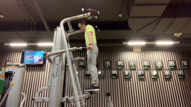 Жим прямыми руками в гравитроне (опускание плечевого пояса) / Straight arm press in the gravitron смотреть онлайн
