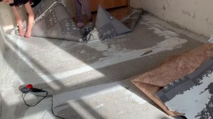 Я СДЕЛАЛА НЕВОЗМОЖНОЕ/КАК Я С СЫНОМ СНЯЛА СТАРЫЙ ПРИКЛЕЕННЫЙ К ПОЛУ ЛИНОЛЕУМ/БЮДЖЕТНЫЙ РЕМОНТ ЧАСТЬ