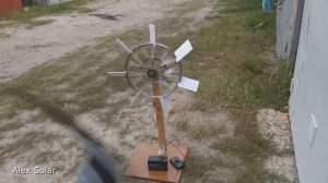 Ветрогенератор ветряк из колеса заряжает аккумулятор 12 вольт. Измеряю напряжение и ток.