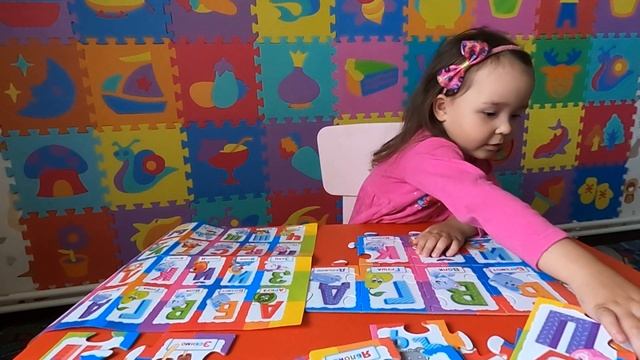 Азалия с мамой учит АЛФАВИТ! Собираем пазл из букв 2 часть смотреть онлайн
