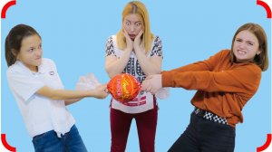 Играем в ПРЯТКИ в нашем доме ГИГАНТСКАЯ конфета ПРИЗ