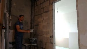 Клеем армировачную сетку на газоблок