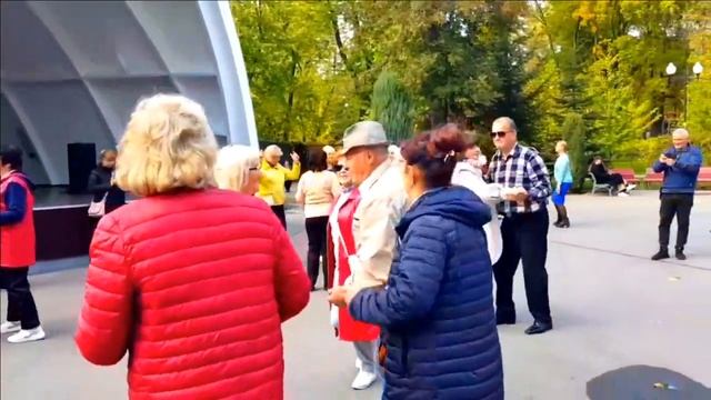 А ЛИСТЬЯ ЖЕЛТЫЕ КРУЖАТ!ОКТЯБРЬ 2023 ХАРЬКОВ ТАНЦІ В ПАРКЕ УКРАИНА смотреть онлайн