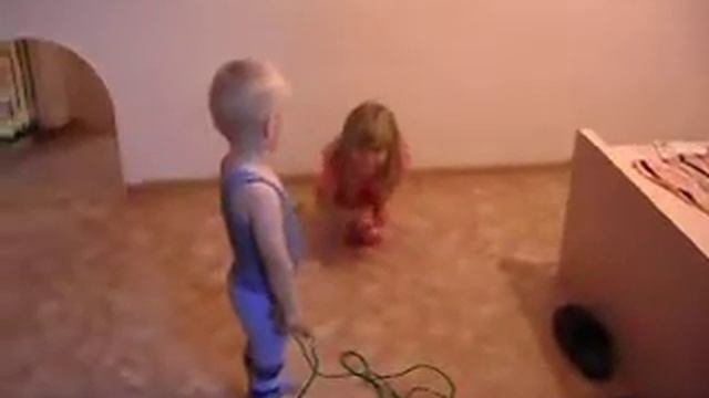 Диня с Викулей прыгают на скакалке смотреть онлайн