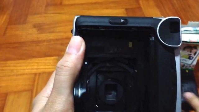 Loading film to the Instax mini 90. смотреть онлайн