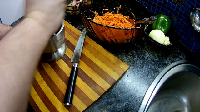 Соленая селедка с овощами по корейски