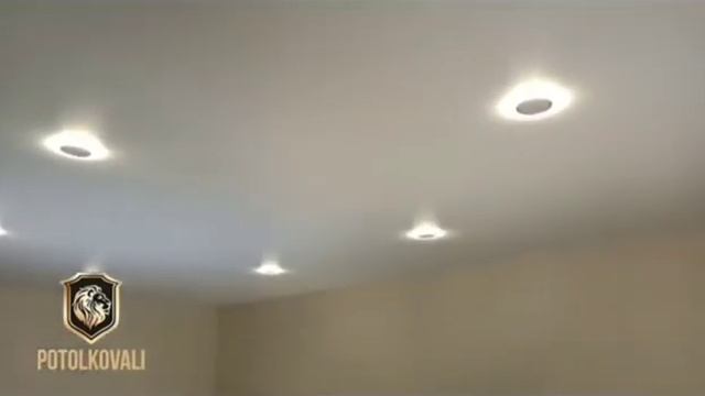 БЕЛЫЙ САТИНОВЫЙ НАТЯЖНОЙ ПОТОЛОК В ГОСТИНОЙ С ШЕСТЬЮ СВЕТИЛЬНИКАМИ от компании PotilKOVAli. смотреть онлайн