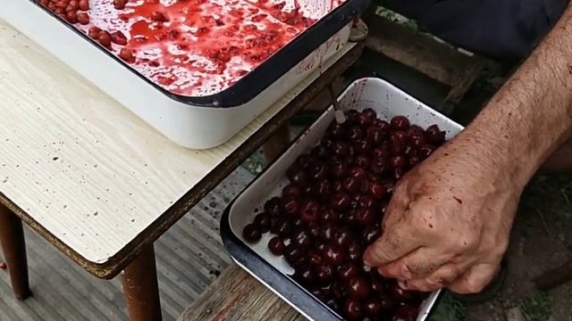 Быстро, просто удаляем косточку из вишни Или как мы варим вишневое варенье смотреть онлайн