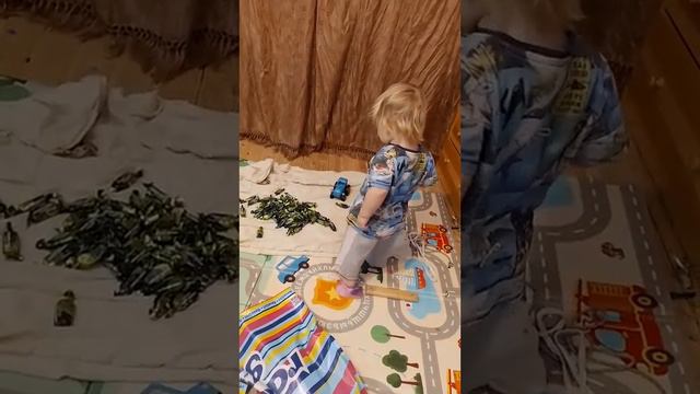 пришла посылка от бабушки. искали там игрушки, а нашли только конфеты. значит играем сегодня🍬🤣 смотреть онлайн