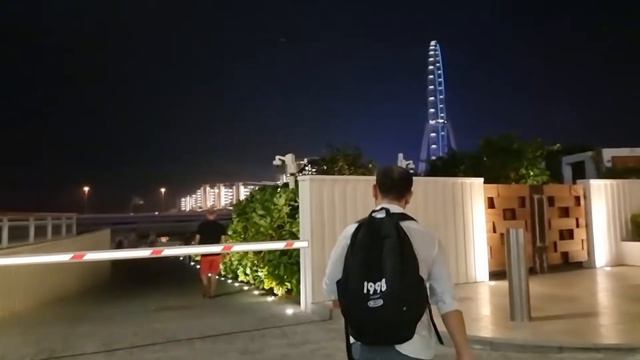 Dubai Marina to Bluewaters Island night walk. Magnificent view of skyscrapers смотреть онлайн