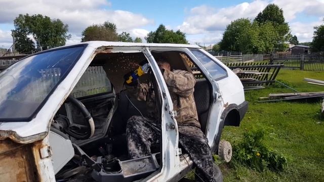 Разрезали ВАЗ-2109 на металл смотреть онлайн