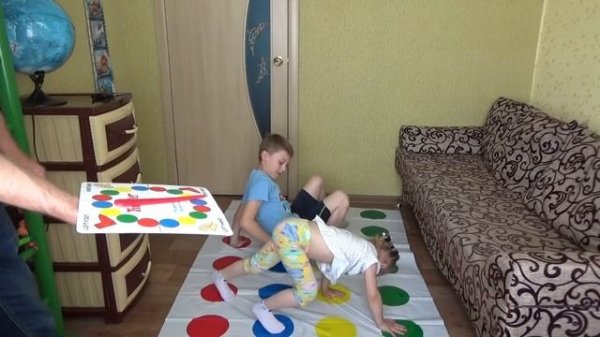 play Twister/играем в ТВИСТЕР/wir spielen TWISTER/玩扭扭乐/jouons à TWISTER