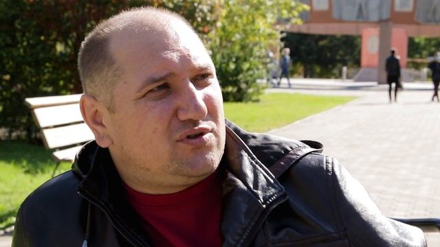 Без обеих ног и руки.