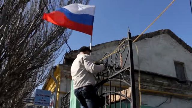 Жители Крыма вывешивают флаги в поддержку присоединения Крыма к России смотреть онлайн