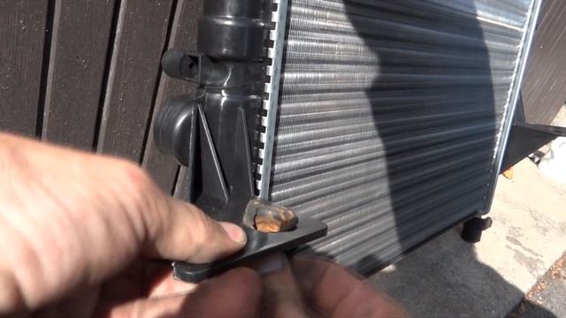 Changer un radiateur de refroidissement et remplacer le liquide sur votre véhicule GUIDE: Twingo I смотреть онлайн