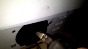 Откручиваю фильтр сливного насоса у стиральной машины индезит